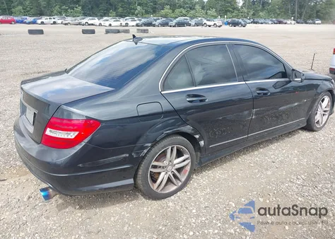 2012 Mercedes-Benz C 300 Luxury 4Matic/Sport 4Matic z USA, uszkodzony, nr VIN WDDGF8BBXCR206247